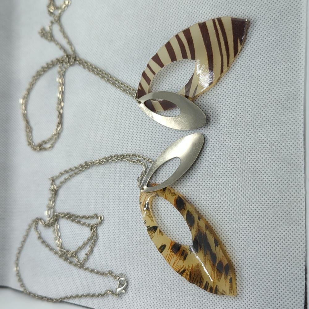 2 Necklaces - Picture 6 of 7
